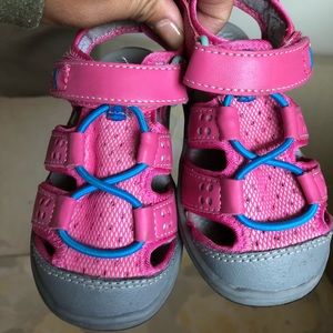 See kai run kenai closed toe sandals size 8